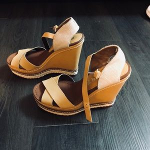 REPORT// EUC mustard strappy wedges